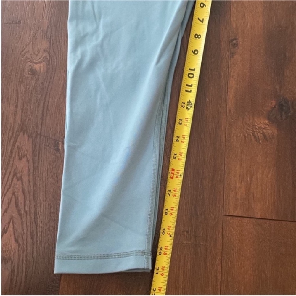 ARITZIA Tna Leggings Crop 21” inseam Blue size Medium. - Picture 7 of 10